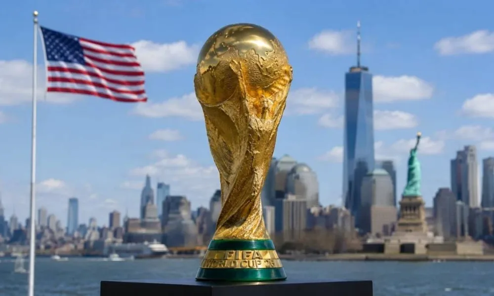 Troféu da copa do mundo de futebol com fundo dos EUA com vista de Nova Iorque, bandeira do país tremulando ao fundo.