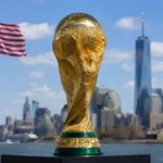 Troféu da copa do mundo de futebol com fundo dos EUA com vista de Nova Iorque, bandeira do país tremulando ao fundo.