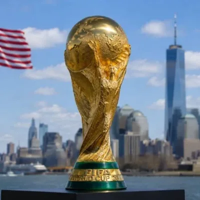 Troféu da copa do mundo de futebol com fundo dos EUA com vista de Nova Iorque, bandeira do país tremulando ao fundo.