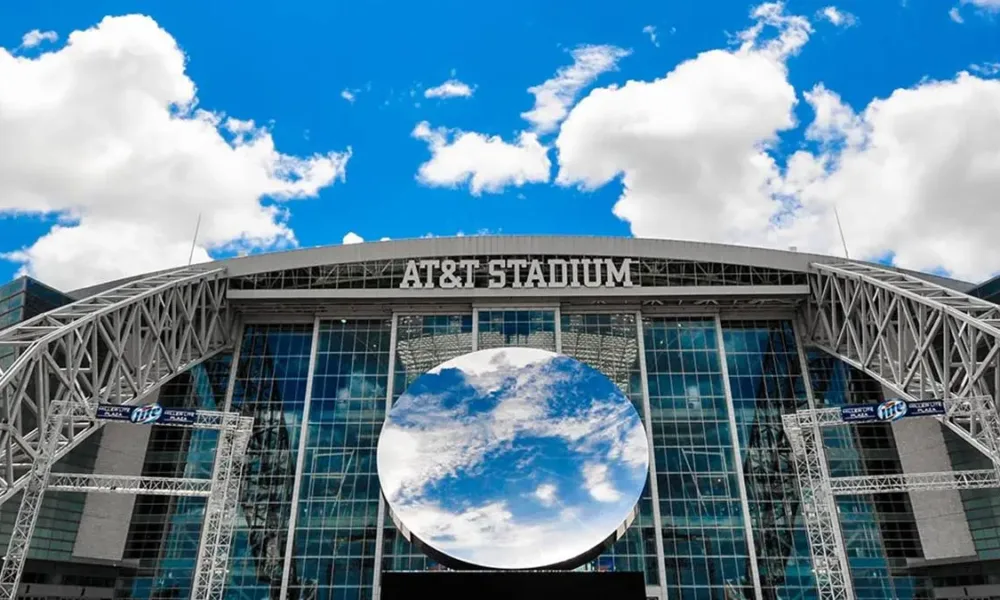Esta é uma vista exterior do AT&T Stadium em Arlington, Texas, com a escultura "Sky Mirror" de Anish Kapoor em destaque.