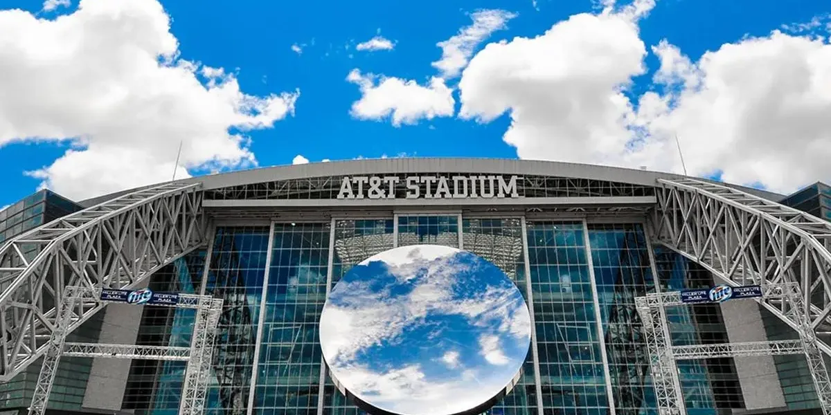 Copa do Mundo 2026 | Os Estádios Que Vão Fazer História Esta é uma vista exterior do AT&T Stadium em Arlington, Texas, com a escultura "Sky Mirror" de Anish Kapoor em destaque.