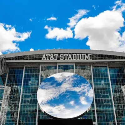 Esta é uma vista exterior do AT&T Stadium em Arlington, Texas, com a escultura "Sky Mirror" de Anish Kapoor em destaque.