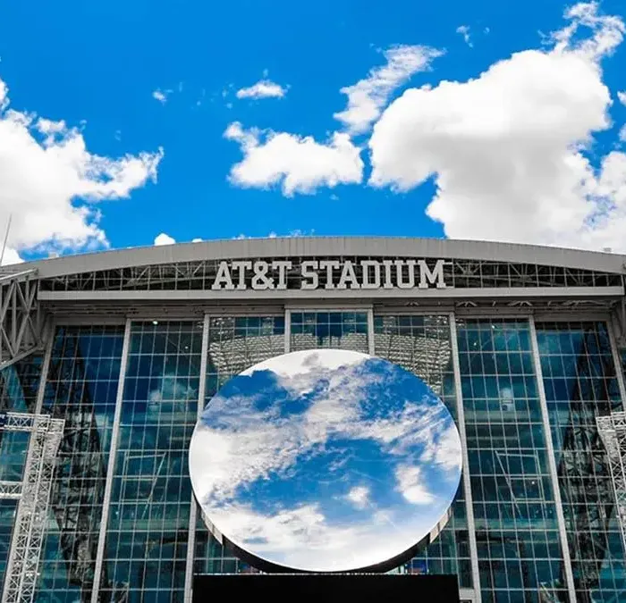 Esta é uma vista exterior do AT&T Stadium em Arlington, Texas, com a escultura "Sky Mirror" de Anish Kapoor em destaque.