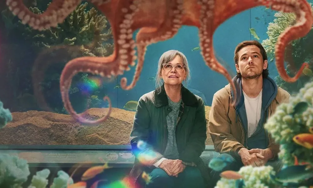 Imagem de divulgação, horizontal, do filme "Criaturas Extraordinariamente Brilhantes". Protagonistas obsevam polvo em aquário com fascínio.