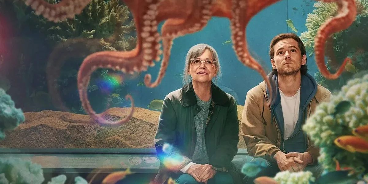 Imagem de divulgação, horizontal, do filme "Criaturas Extraordinariamente Brilhantes". Protagonistas obsevam polvo em aquário com fascínio.