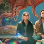Imagem de divulgação, horizontal, do filme "Criaturas Extraordinariamente Brilhantes". Protagonistas obsevam polvo em aquário com fascínio.