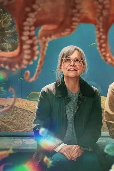 Imagem de divulgação, horizontal, do filme "Criaturas Extraordinariamente Brilhantes". Protagonistas obsevam polvo em aquário com fascínio.