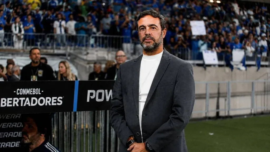 Cruzeiro: Da Ferida no Clássico à Resposta Continental 2 Técnico Artur Jorge do Cruzeiro, mãos na frente do corpo, durante partida do time. Imagem gerada por IA.