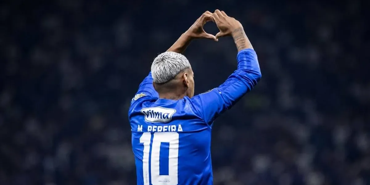 Cruzeiro: Da Ferida no Clássico à Resposta Continental Mateus Pereira, do Cruzeiro, durante partida, fazendo sinal de coração no alto com as mãos. Jogador é visto de costas. Imagem gerada por IA.