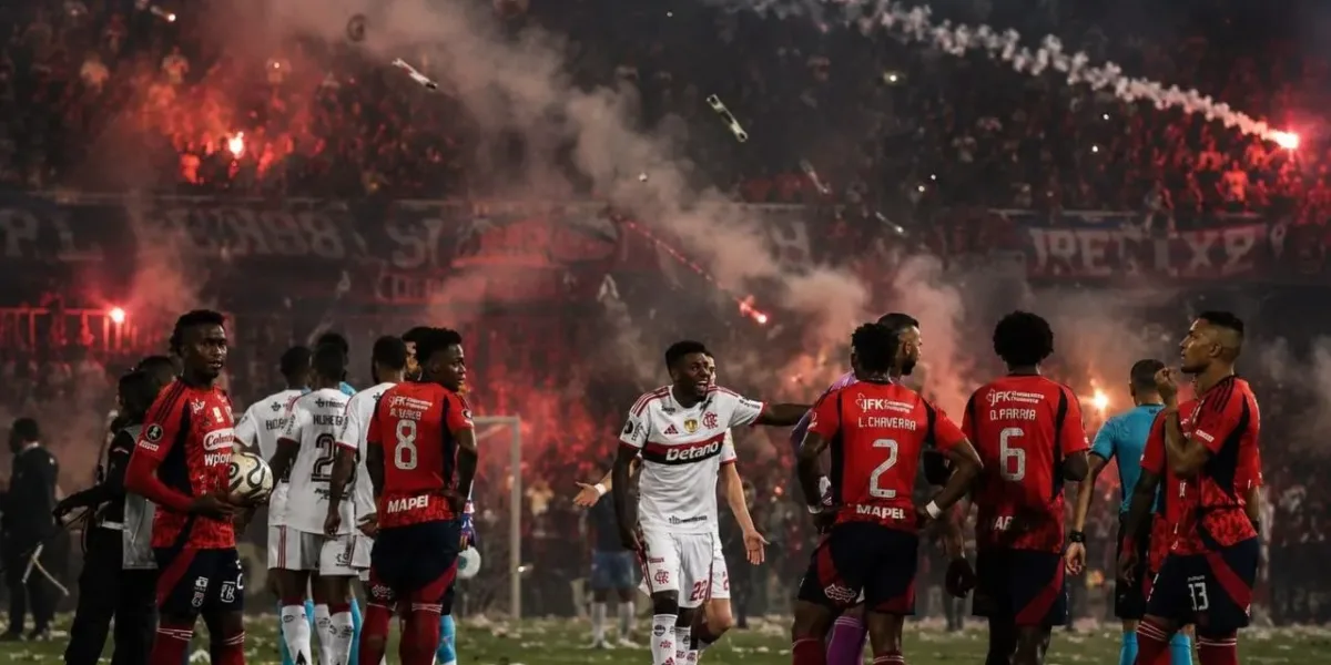 Conmebol Pune Independiente Medellín Com 60 Dias Sem Torcida, Após Caos Contra o Flamengo na Libertadores Jogadores do Flamengo e Independiente Medellín em partida durante jogo com confusão da torcida, que levou à punição do time colombiano. Imagem gerada por IA.