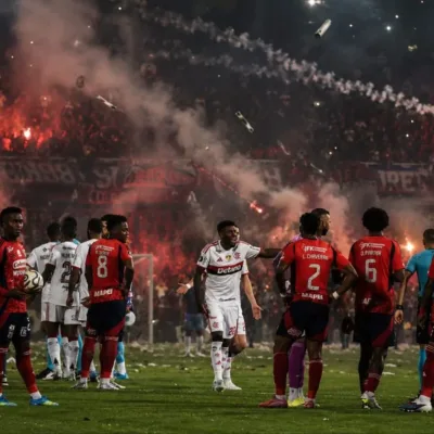 Jogadores do Flamengo e Independiente Medellín em partida durante jogo com confusão da torcida, que levou à punição do time colombiano. Imagem gerada por IA.