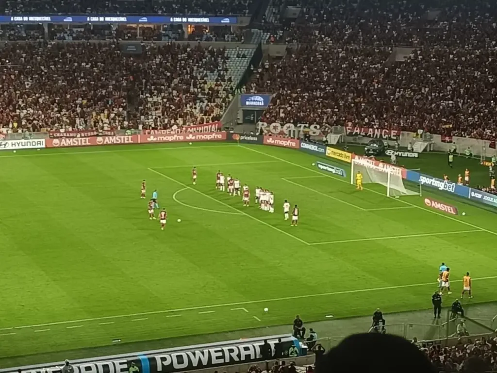 Pedro Decide, Flamengo Vence o Estudiantes e Garante Vaga nas Oitavas da Libertadores 1 Fotografia do jogo Flamengo vs. Estudiantes de La Plata. Cobrança de pênalti.