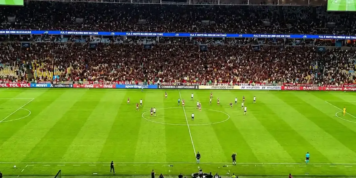Pedro Decide, Flamengo Vence o Estudiantes e Garante Vaga nas Oitavas da Libertadores Fotografia do jogo Flamengo vs. Estudiantes de La Plata. Gramado centralizado.