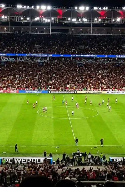 Pedro Decide, Flamengo Vence o Estudiantes e Garante Vaga nas Oitavas da Libertadores Fotografia do jogo Flamengo vs. Estudiantes de La Plata. Gramado centralizado.