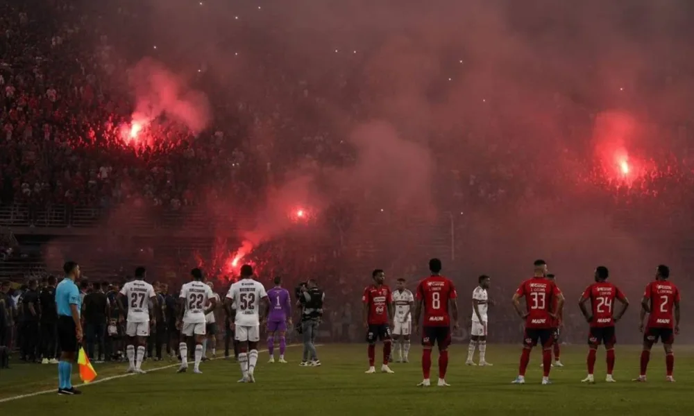 Confusão com sinalizadores durante partida do Flamengo vs. Independiente Medellín pela Libertadores 2026. Conmebol confirmou vitória do Flamengo por W.O.