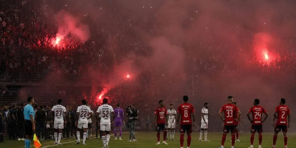Confusão com sinalizadores durante partida do Flamengo vs. Independiente Medellín pela Libertadores 2026. Conmebol confirmou vitória do Flamengo por W.O.