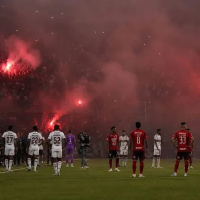 Confusão com sinalizadores durante partida do Flamengo vs. Independiente Medellín pela Libertadores 2026. Conmebol confirmou vitória do Flamengo por W.O.