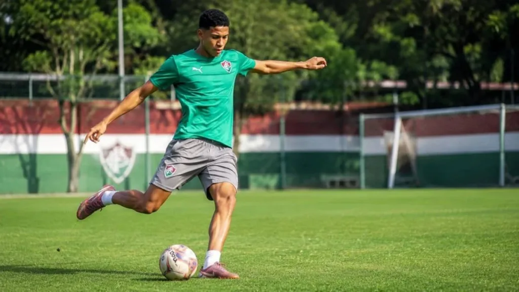 Jogador do Fluminense, domínio da bola, categoria sub-15, treinando no CT. Imagem gerada por IA.