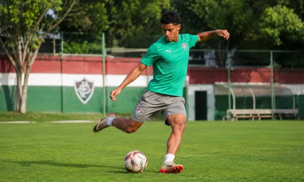 Jogador do Fluminense, domínio da bola, categoria sub-15, treinando no CT. Imagem gerada por IA.