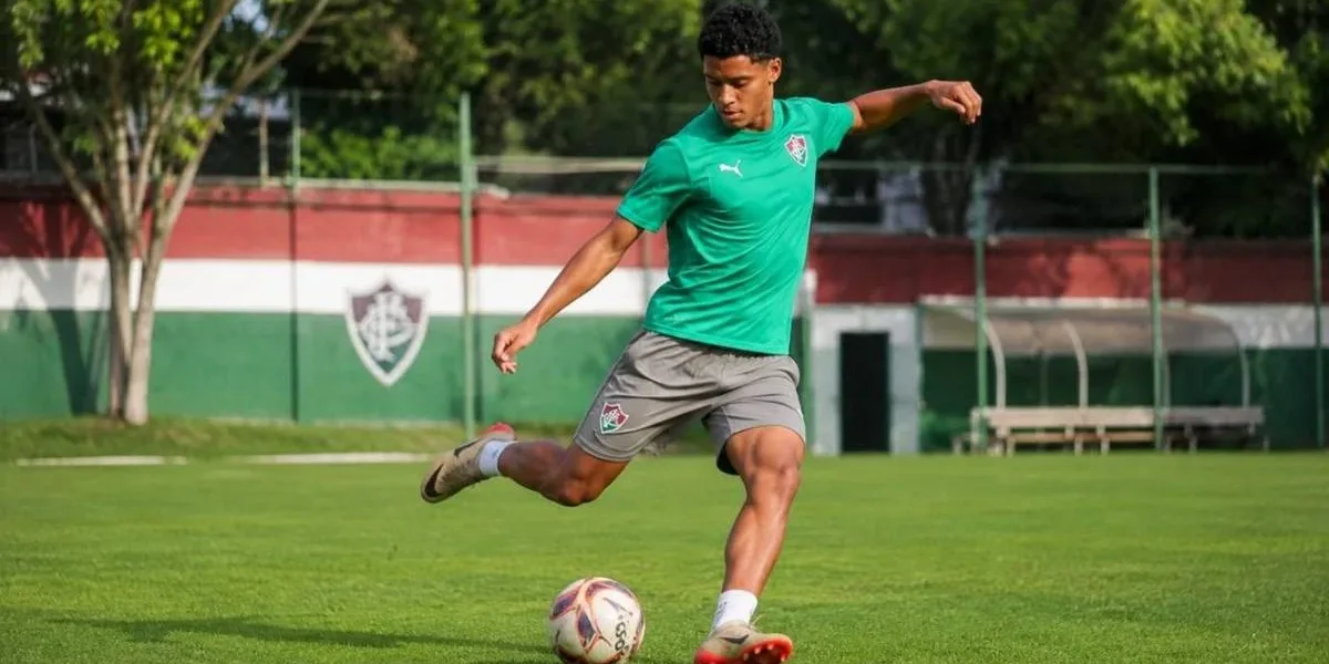 Jogador do Fluminense, domínio da bola, categoria sub-15, treinando no CT. Imagem gerada por IA.