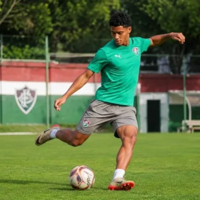 Jogador do Fluminense, domínio da bola, categoria sub-15, treinando no CT. Imagem gerada por IA.