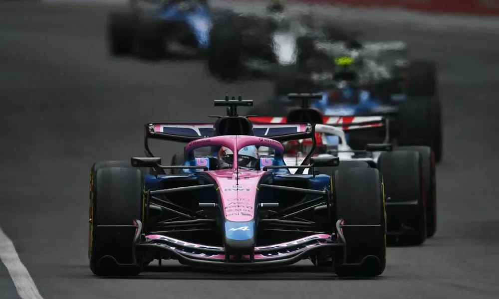 Esta imagem retrata a equipe Alpine durante uma corrida de Fórmula 1, durante o GP do Canadá.