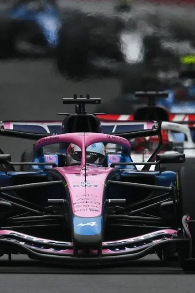 Esta imagem retrata a equipe Alpine durante uma corrida de Fórmula 1, durante o GP do Canadá.