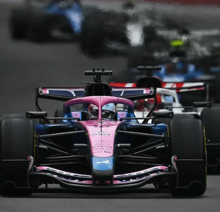 Esta imagem retrata a equipe Alpine durante uma corrida de Fórmula 1, durante o GP do Canadá.