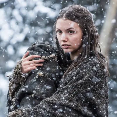Hannah Murray no episódio 7 da 5ª temporada de "Game of Thrones" interpretando a personagem Gilly. Neva e ela segura um corpo no braço, como um bebê.