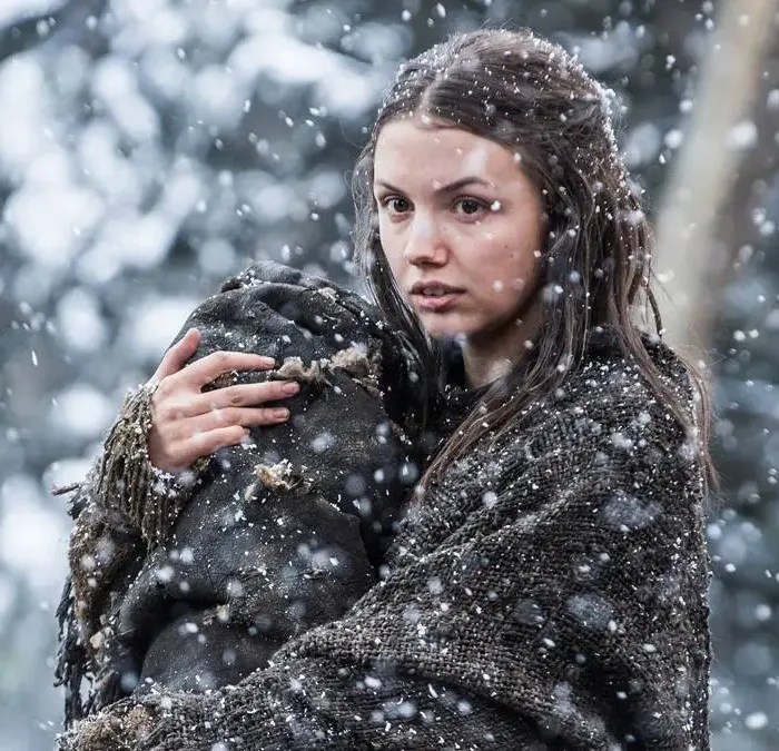 Hannah Murray no episódio 7 da 5ª temporada de "Game of Thrones" interpretando a personagem Gilly. Neva e ela segura um corpo no braço, como um bebê.