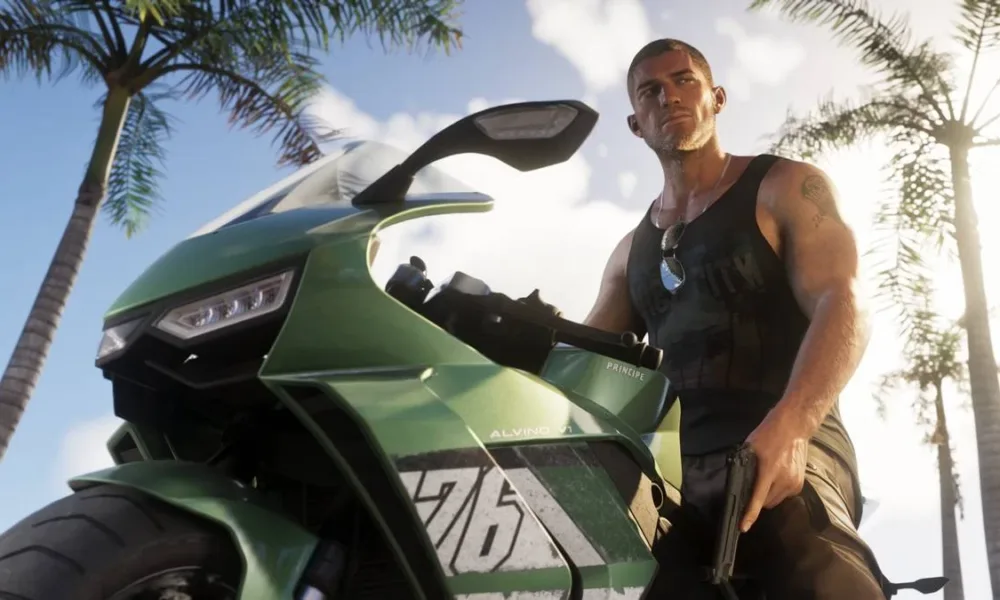 A imagem mostra o protagonista do jogo Grand Theft Auto V, Jason, em uma motocicleta Principe, segurando um revólver com a mão esquerda, olhando à direita. Imagem em contra plongée.