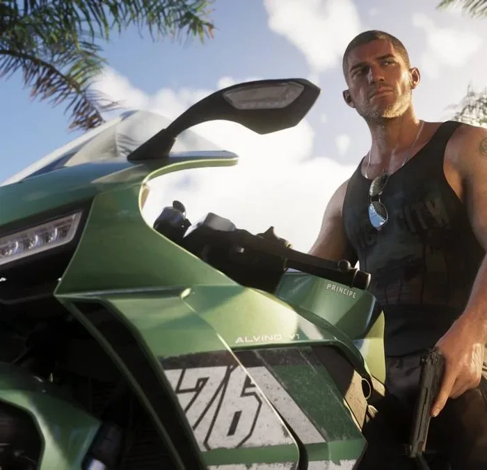 A imagem mostra o protagonista do jogo Grand Theft Auto V, Jason, em uma motocicleta Principe, segurando um revólver com a mão esquerda, olhando à direita. Imagem em contra plongée.