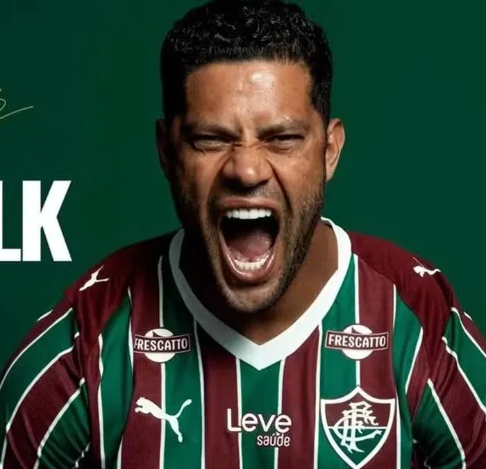 Atacante Hulk em imagem, horizontal, de anúncio de sua vinda para o Fluminense a partir de 2026. Ele está com a camisa do time e dá um grito. Escudo do time está acima de seu nome, à esquerda do fundo verde, gravado em branco.