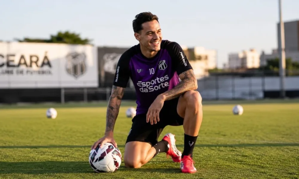 Jogador do Ceará FC ajoelhado apoiado sobre um dos joelhos, sorrindo, olhando de canto, fim de tarde, segurando bola com mão direita. Imagem gerada por IA.