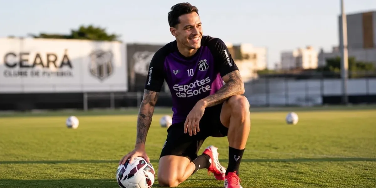 Ceará Encerra Preparação e Busca Recuperação Diante do Operário Pela Série B Jogador do Ceará FC ajoelhado apoiado sobre um dos joelhos, sorrindo, olhando de canto, fim de tarde, segurando bola com mão direita. Imagem gerada por IA.