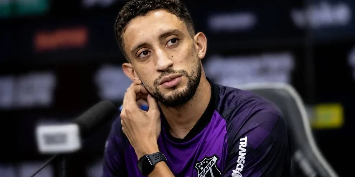 Júlio César Projeta Duelo Contra o Novorizontino e Destaca Dificuldade da Partida Fora de casa. Júlio César, do Ceará, em coletiva de imprensa respondendo pergunta, com mão levada para perto do queixo. Imagem gerada por IA.
