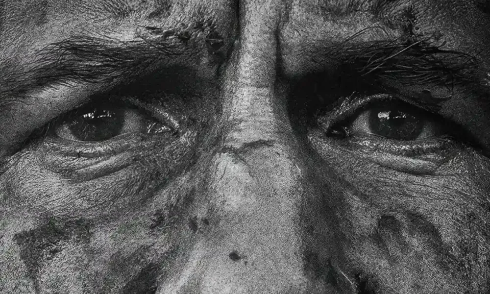 Jon Bernthal como Frank Castle em "Justiceiro: Uma Última Morte". Imagem em escala preto e branco com foco em seus olhos desesperados.