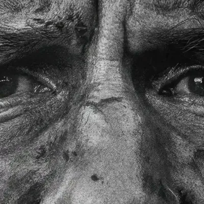Jon Bernthal como Frank Castle em "Justiceiro: Uma Última Morte". Imagem em escala preto e branco com foco em seus olhos desesperados.