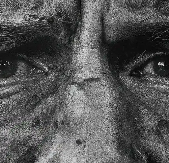 Jon Bernthal como Frank Castle em "Justiceiro: Uma Última Morte". Imagem em escala preto e branco com foco em seus olhos desesperados.