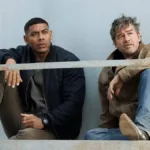 Aaron Pierre (esquerda) e Kyle Chandler (direita) como dois lanternas na nova série adaptada dos quadrinhos da DC sobre os heróis, interpretando John Stewart e Hal Jordan, respectivamente. Ambos estão sentados olhando distante.