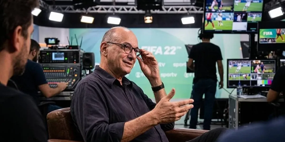 Vasco Eterniza Ledio Carmona no CT Moacyr Barbosa em Homenagem Emocionante Homenagem a Ledio Carmona no CT do Vasco. Ele está sentado em uma cadeira, sorrindo.