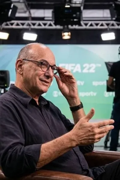 Vasco Eterniza Ledio Carmona no CT Moacyr Barbosa em Homenagem Emocionante Homenagem a Ledio Carmona no CT do Vasco. Ele está sentado em uma cadeira, sorrindo.