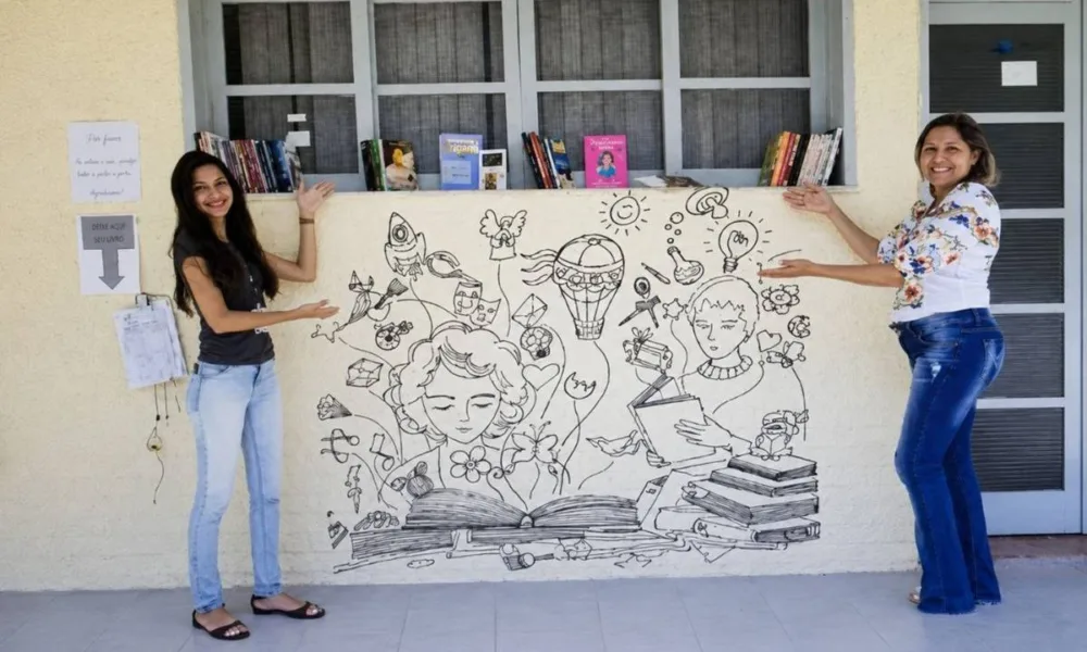 Apresentação do projeto "Livro: Liberdade para a Alma" em mural.