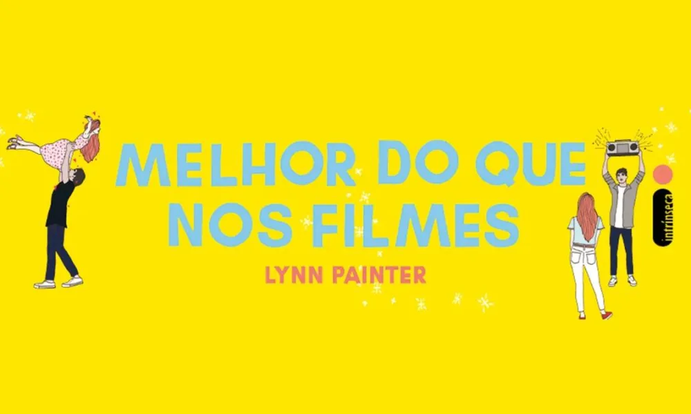 Imagem de divulgação com personagens em cartum do livro "Melhor Que nos Filmes", que ganhará adaptação cinematográfica. Fundo amarelo com título em destaque ao centro no lettering da capa do livro.