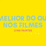 Imagem de divulgação com personagens em cartum do livro "Melhor Que nos Filmes", que ganhará adaptação cinematográfica. Fundo amarelo com título em destaque ao centro no lettering da capa do livro.