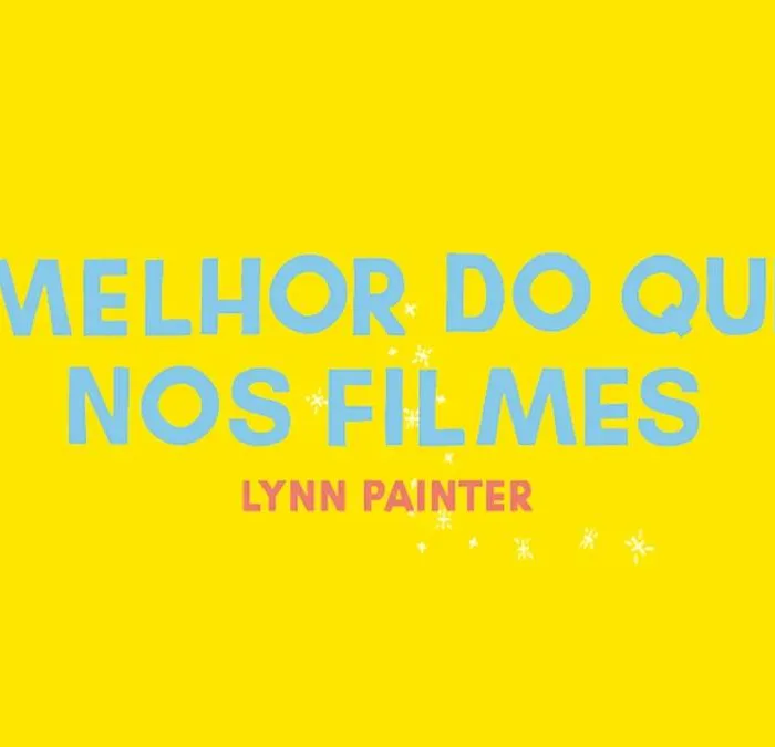 Imagem de divulgação com personagens em cartum do livro "Melhor Que nos Filmes", que ganhará adaptação cinematográfica. Fundo amarelo com título em destaque ao centro no lettering da capa do livro.