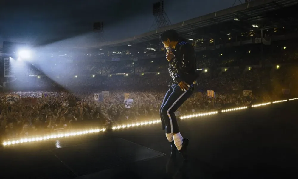 Jaafar Jackson caracterizado como seu tio, Michael Jackson, no filme biográfico "Michael", performando no palco. Filme Michael