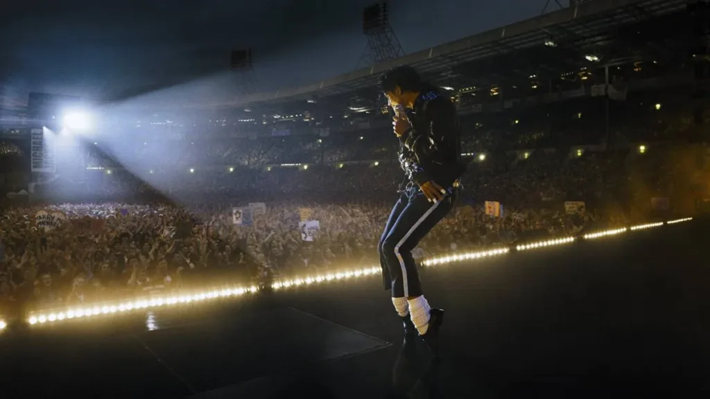 Jaafar Jackson caracterizado como seu tio, Michael Jackson, no filme biográfico "Michael", performando no palco.