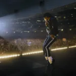 Jaafar Jackson caracterizado como seu tio, Michael Jackson, no filme biográfico "Michael", performando no palco. Filme Michael