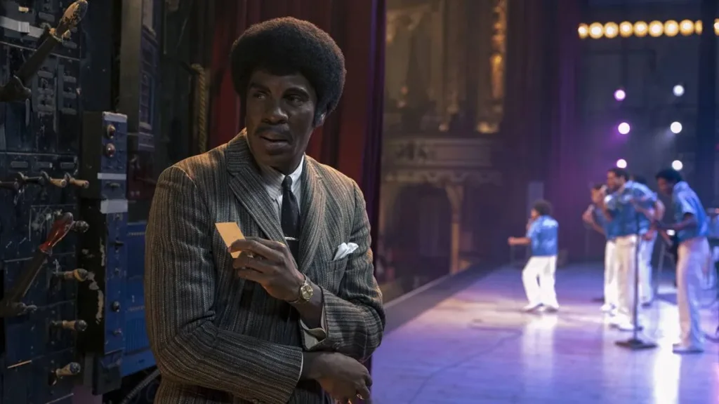 Esta imagem mostra o ator Colman Domingo interpretando Joe Jackson no filme biográfico Michael, lançado em 2026.